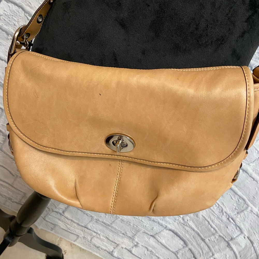 Coach crossbody. Good condition minimal signs of wear. Adjustable strap